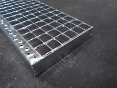 PELDAÑO REJILLA TRAMEX 600X240MM GALV.